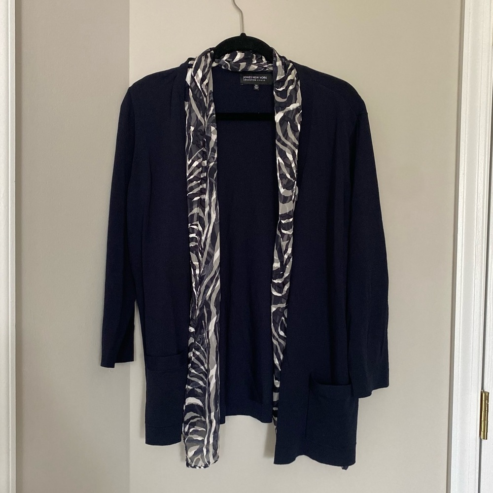 JONES NEW YORK NAVY OPEN FRONT CARDIGAN WITH POCKETS & DECORATIVE SILK SCARF